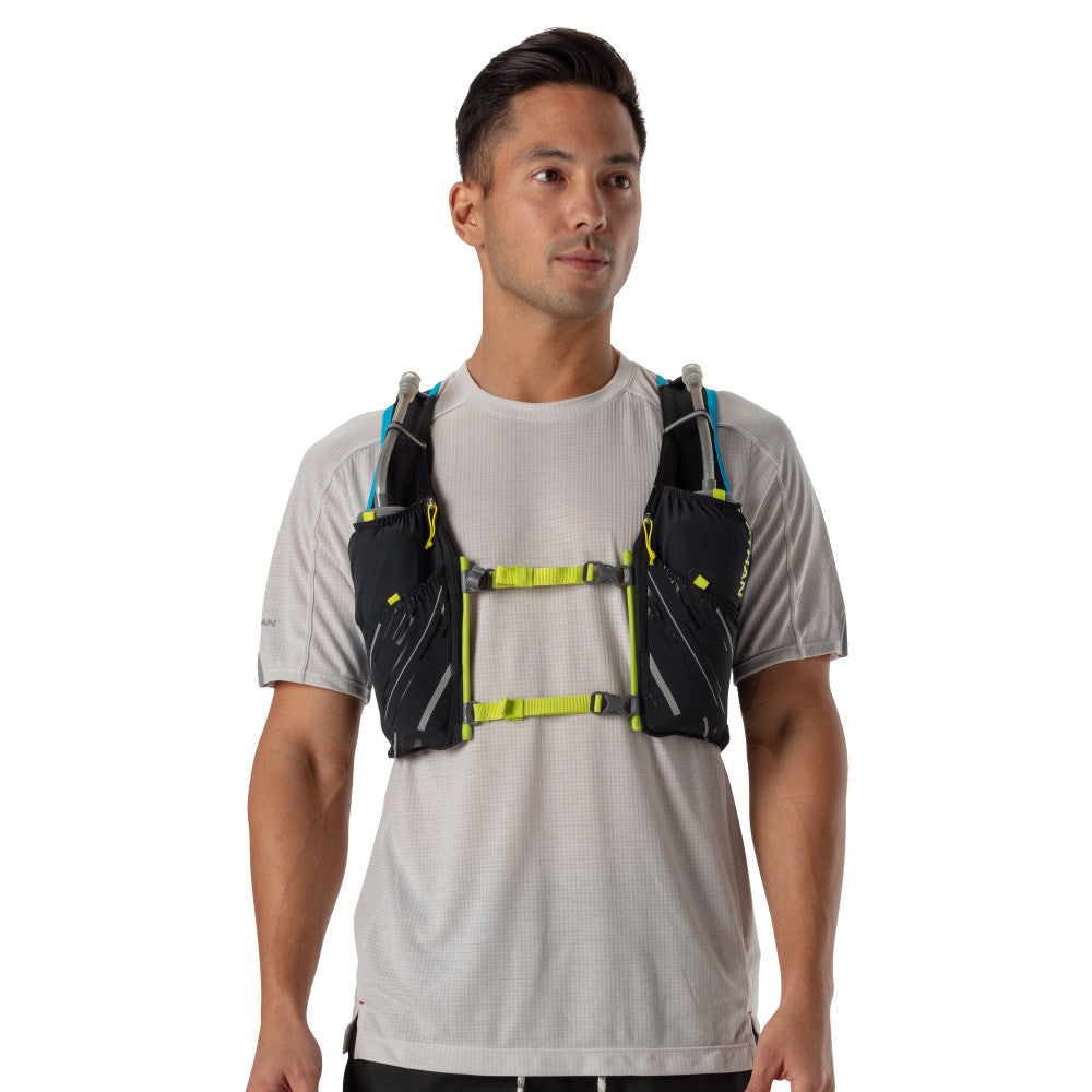 nathan-pinnacle-4l-gilet-da-gara-di-idratazione-con-tasche-kangaroo image 4